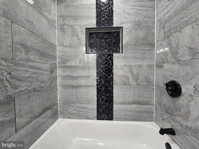 bathroom with tiled shower / bath combo