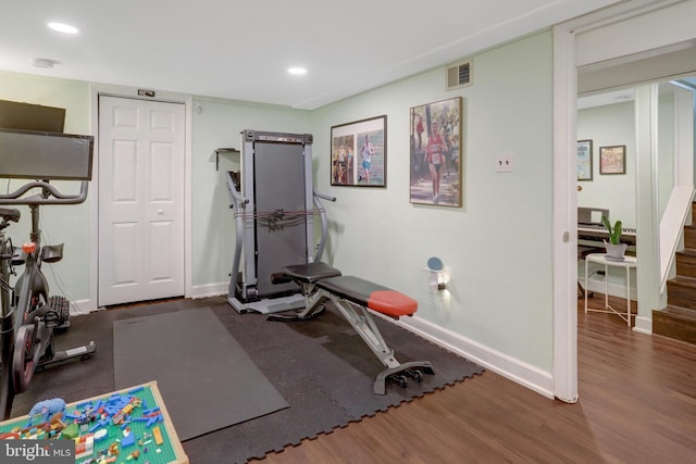 workout area featuring recessed lighting, visible vents, baseboards, and wood finished floors