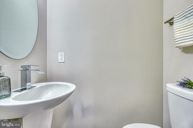 bathroom featuring toilet and sink