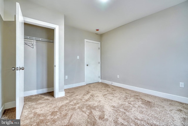 unfurnished bedroom with carpet flooring and a closet