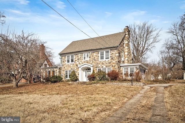 view of front facade featuring a front lawn