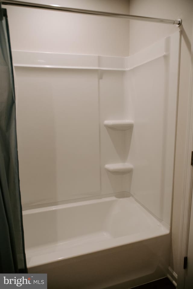 bathroom with shower / bath combo