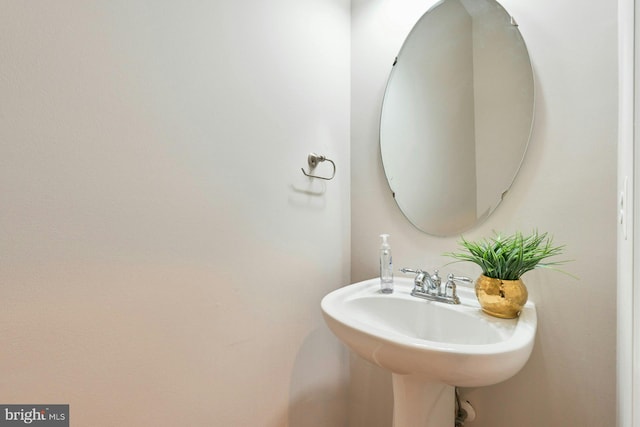 bathroom featuring a sink