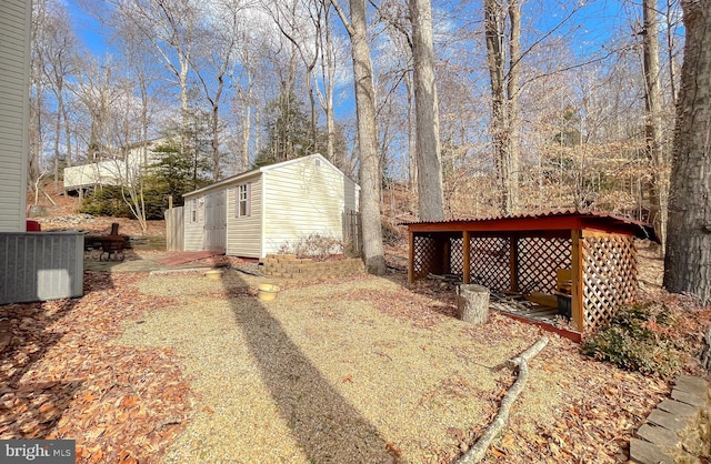 view of yard featuring an outdoor structure