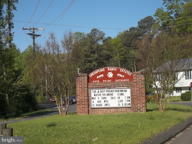 community / neighborhood sign with a lawn