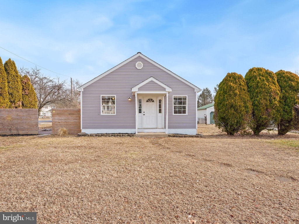 view of front of home featuring a front yard