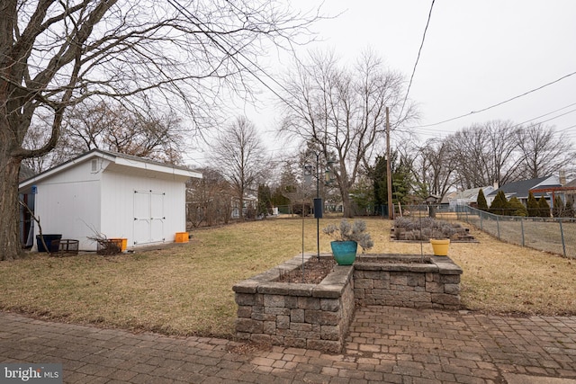 view of yard with a storage unit