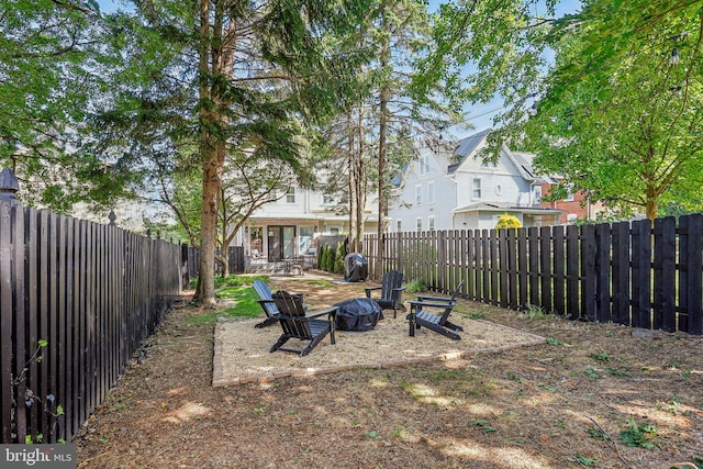 view of yard featuring an outdoor fire pit