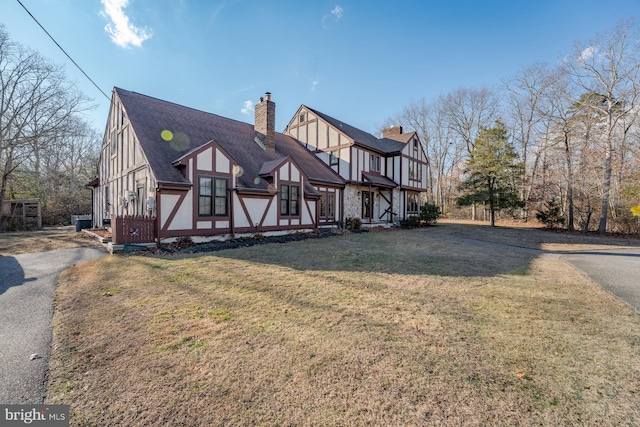 view of front of home with a front lawn