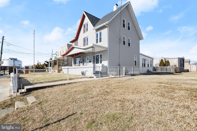 view of side of property featuring a lawn