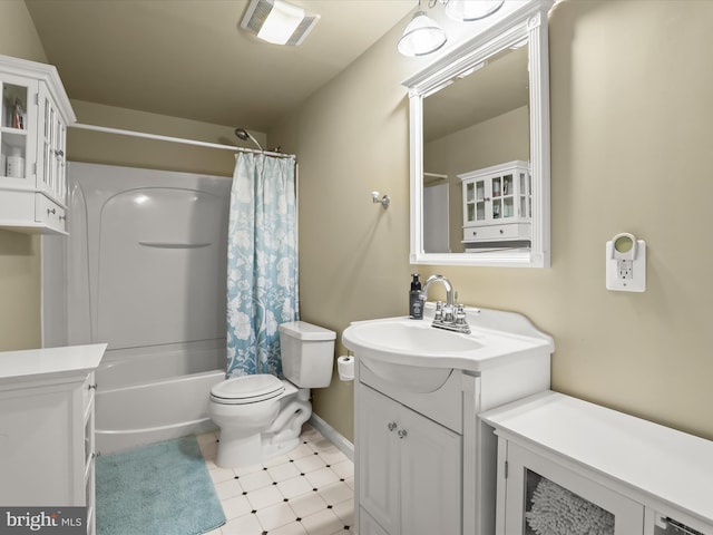 full bathroom featuring baseboards, visible vents, toilet, shower / bath combination with curtain, and vanity