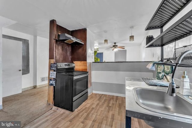 kitchen featuring sink, stainless steel range with electric cooktop, dark brown cabinetry, ceiling fan, and light hardwood / wood-style flooring