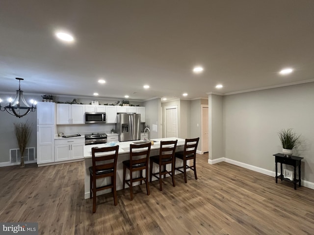 dining room with sink, crown molding, dark hardwood / wood-style floors, and a chandelier