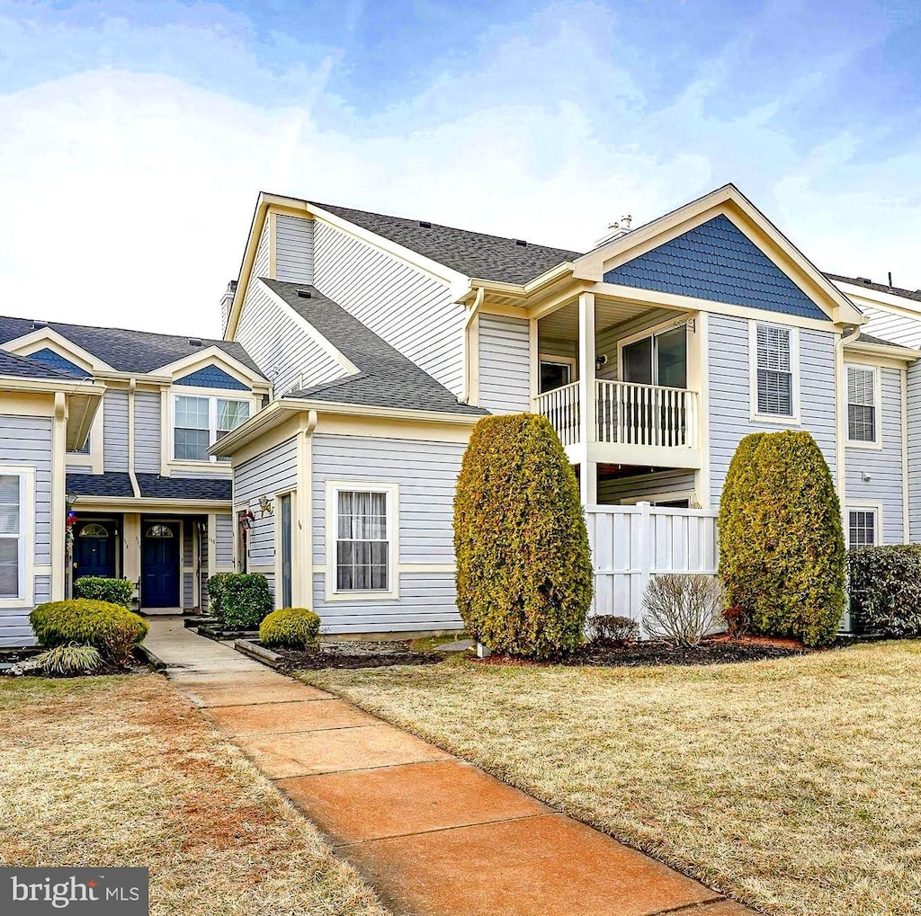 view of front facade with a front yard