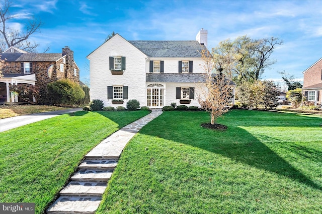 view of front of house featuring a front lawn