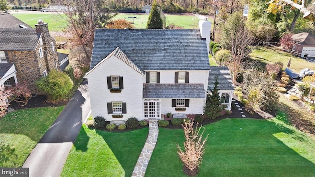 view of front facade with a front yard