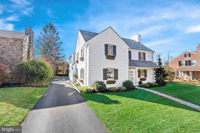 view of front of property featuring a front yard