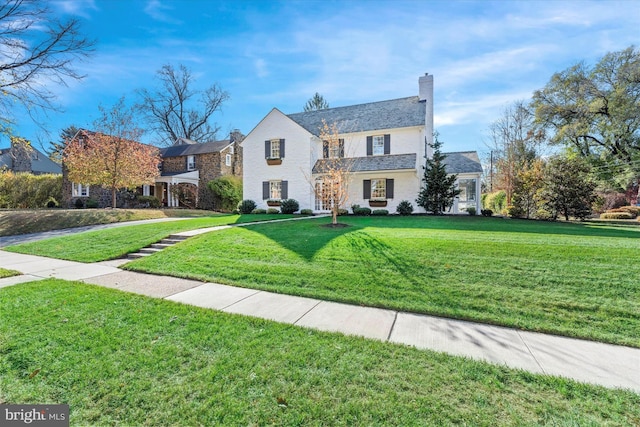 view of front of home featuring a front lawn