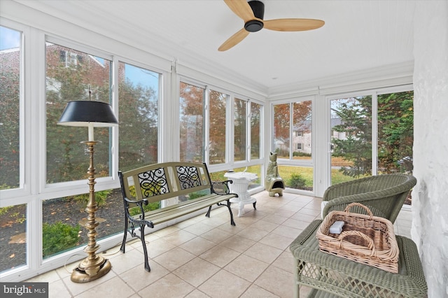 sunroom with ceiling fan