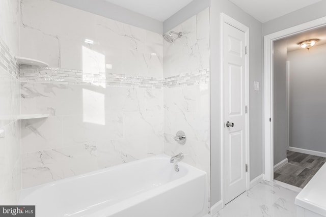 bathroom with tiled shower / bath