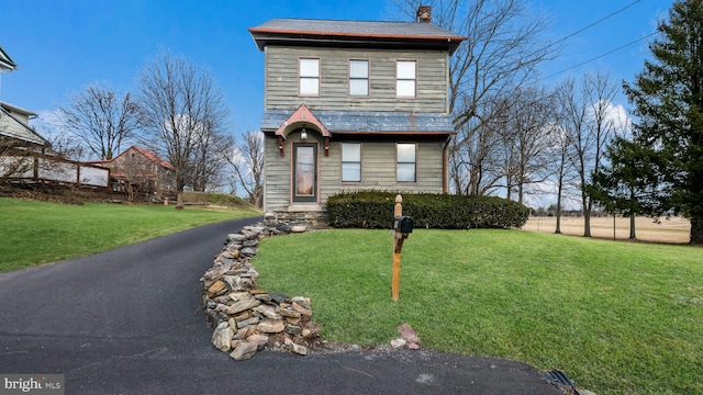 view of front facade featuring a front lawn