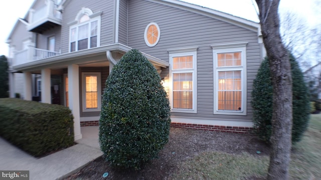 view of front of property with a balcony