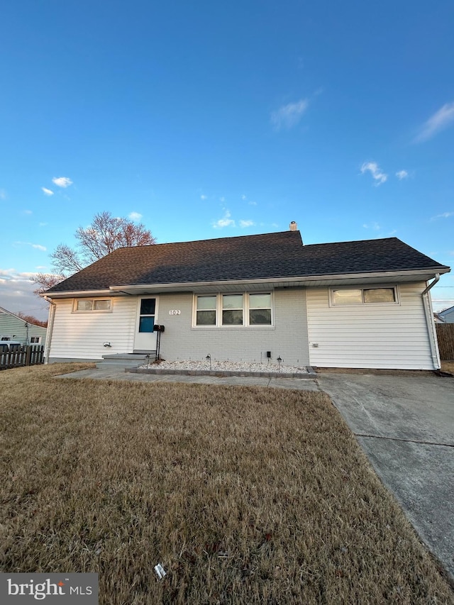 view of front of property with a front yard