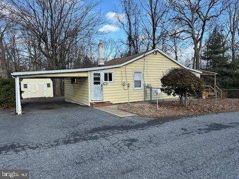 view of front of home featuring a carport