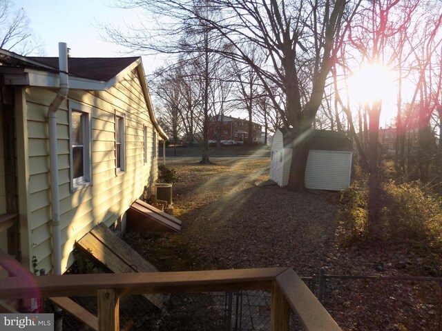 view of yard at dusk