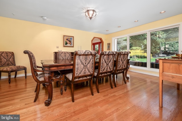 dining area with recessed lighting, light wood-style flooring, and baseboards