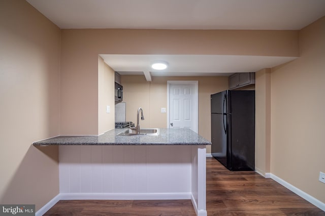 kitchen with sink, gray cabinetry, dark hardwood / wood-style floors, black appliances, and kitchen peninsula