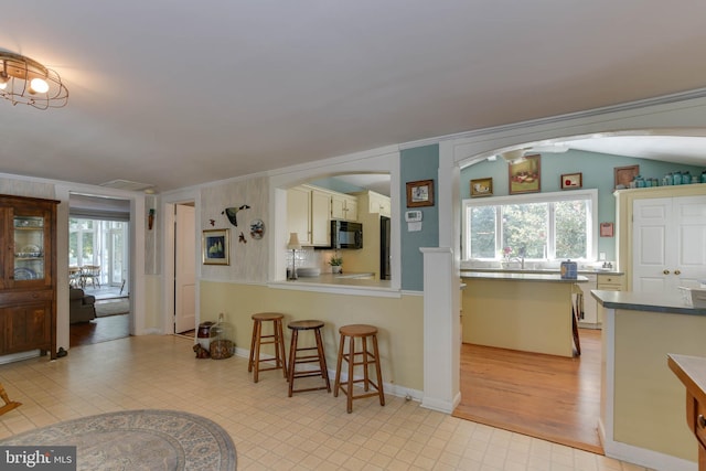 kitchen with a breakfast bar area and kitchen peninsula