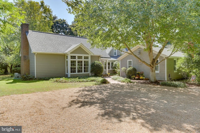 view of front of home featuring a front yard