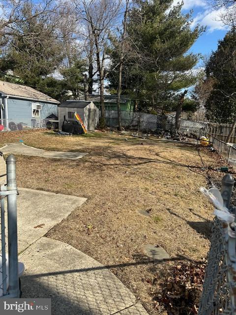 view of yard featuring a shed