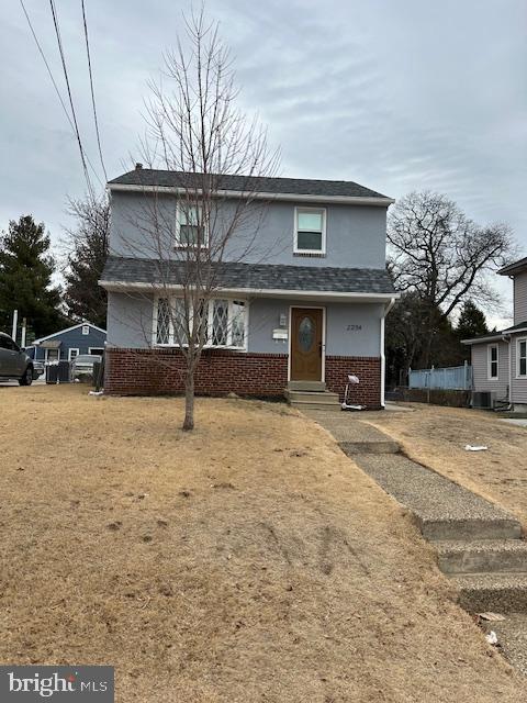 view of front property featuring a front lawn