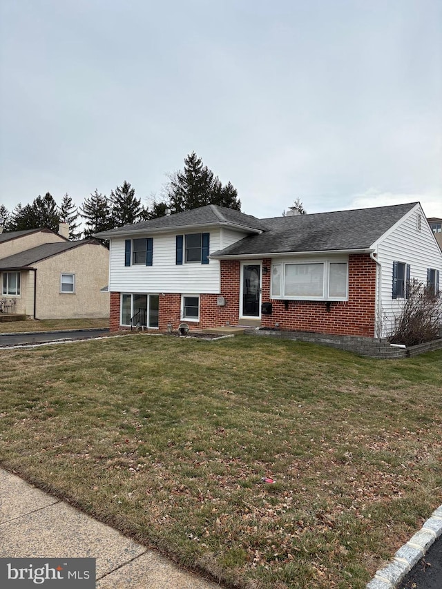 tri-level home featuring a front yard