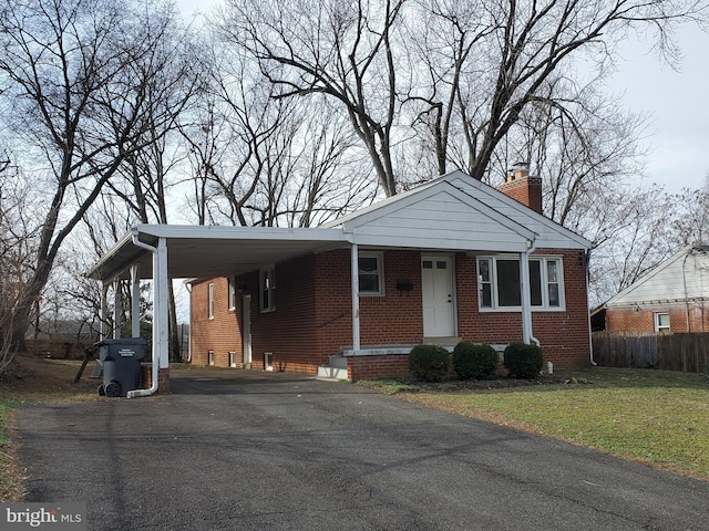 view of front of home featuring a carport and a front lawn