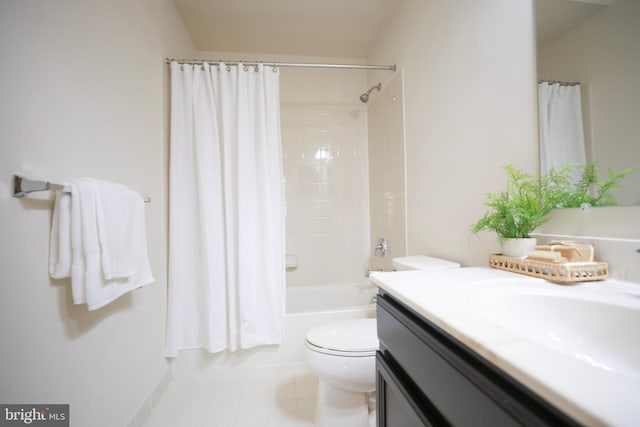 full bathroom featuring vanity, toilet, and shower / bath combo