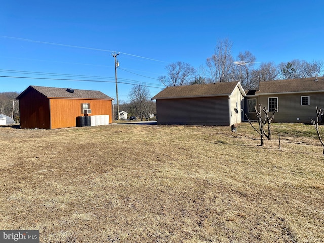 view of yard featuring an outbuilding