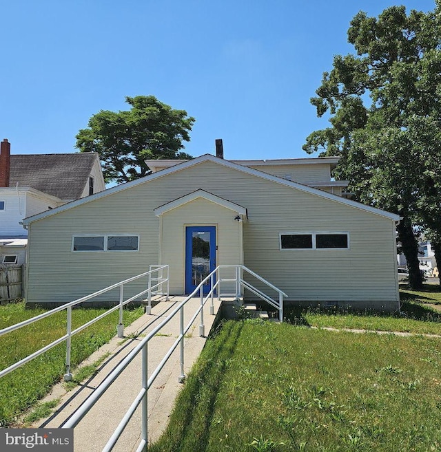 view of front of home featuring a front lawn