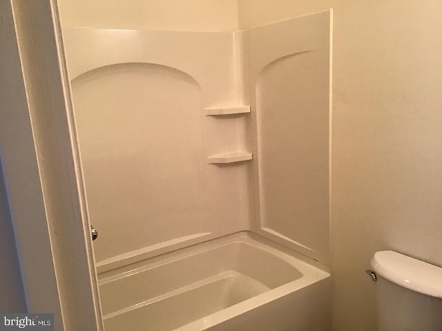 bathroom featuring toilet and washtub / shower combination