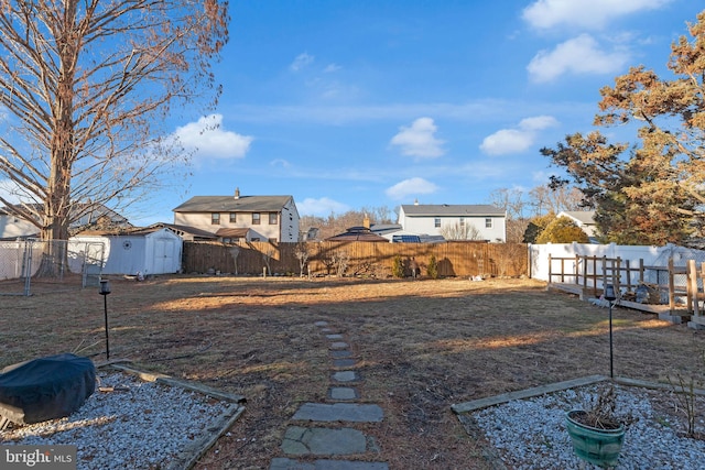 view of yard featuring a shed