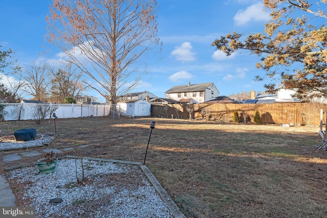 view of yard featuring a shed