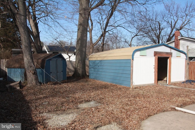 view of yard featuring a storage shed