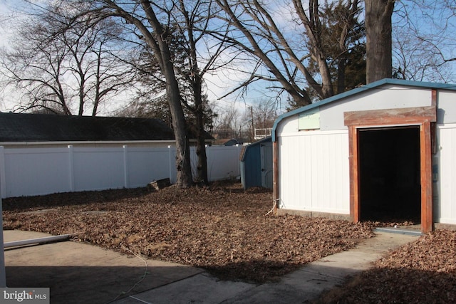 view of yard with an outbuilding