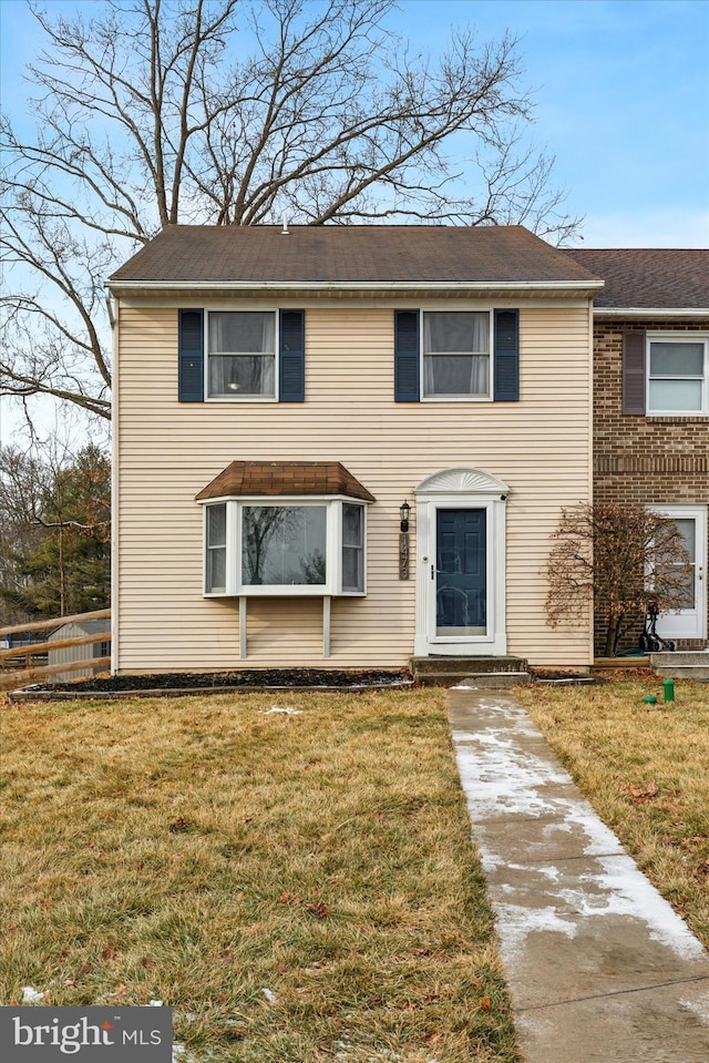 view of front of home featuring a front yard