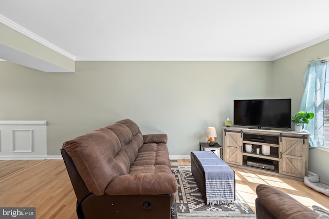 living area featuring light wood-type flooring, plenty of natural light, and baseboards