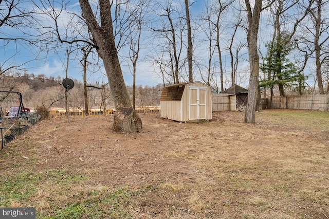 view of yard featuring a storage unit