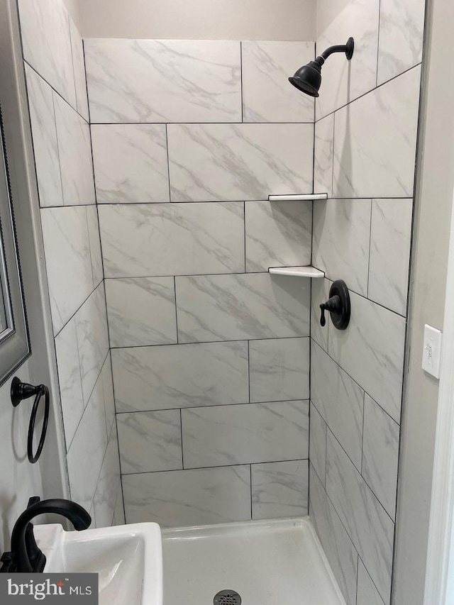 bathroom featuring a tile shower