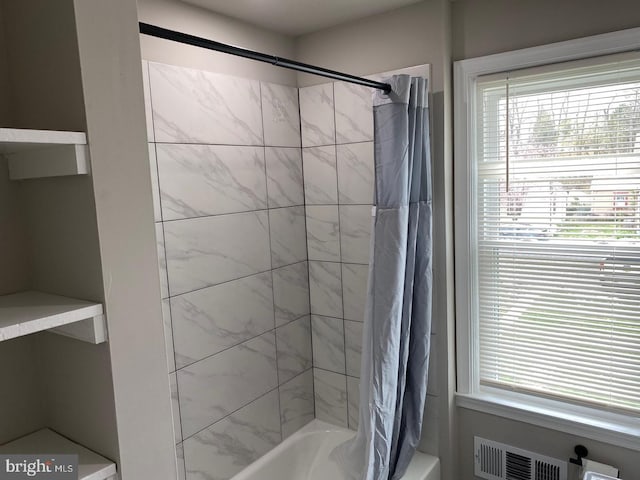 bathroom with shower / bath combo